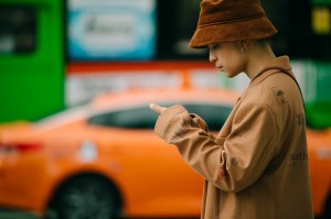 A street style look from Seoul Fashion Week Spring 2020.