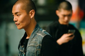 A street style look from Seoul Fashion Week Spring 2020.