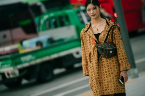 A street style look from Seoul Fashion Week Spring 2020.