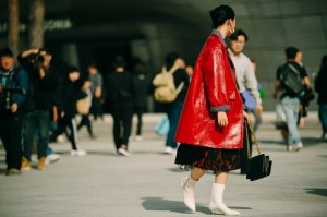 A street style look from Seoul Fashion Week Spring 2020.