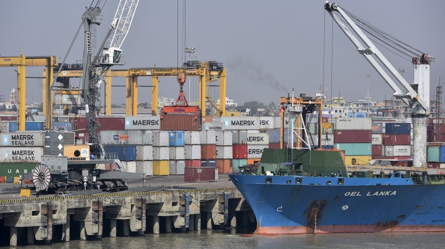 A World Bank report recommends Bangladesh improve its transport and logistics systems to ensure economic growth and boost apparel exports.