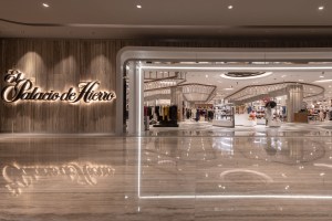 The entrance to Palacio de Hierro Veracruz.