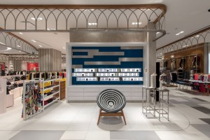 Sunglasses in a contemporary setting at Palacio de Hierro Veracruz.