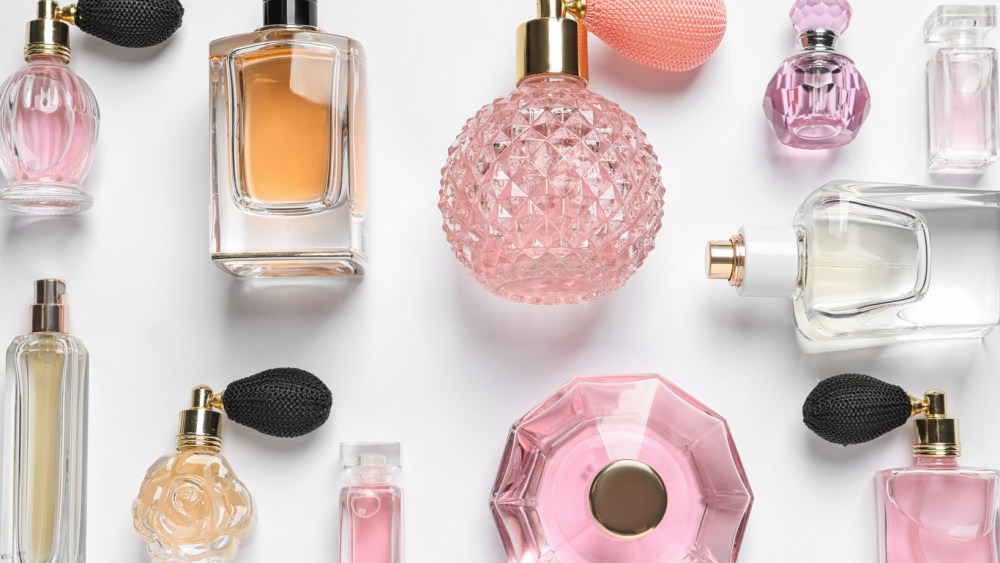 Different luxury perfume bottles on white background, top view; Shutterstock ID 1466165021; Usage (Print, Web, Both): web; Issue Date: 22 nov; Comments: wwd