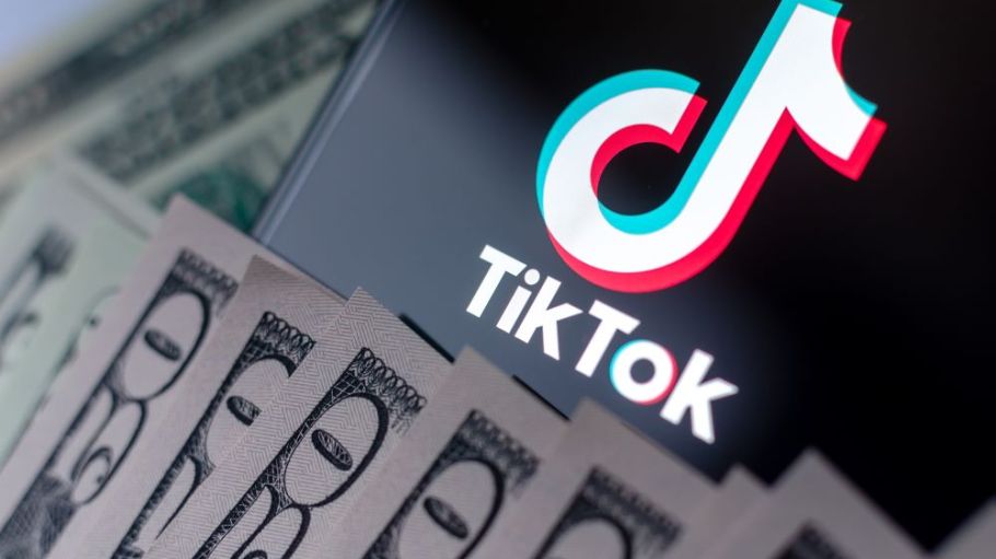 Tiktok, the short-form video app popular with teens and tweens, experiments with social commerce features sending users to e-commerce sites.