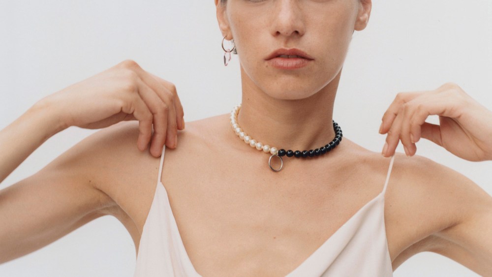 "Keith" choker and "Evy" earrings by Justine Clenquet.