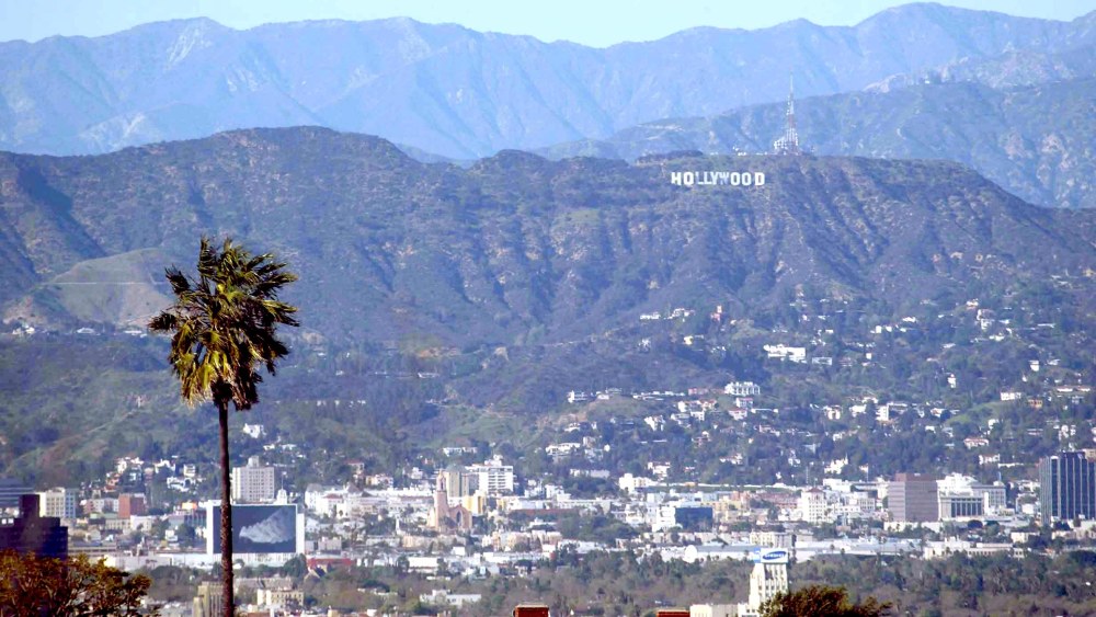 VIEW OF LOS ANGELES WITH THE HOLLYWOOD SIGN IN BACKGROUNDLOS ANGELES, AMERICA - FEB 2003