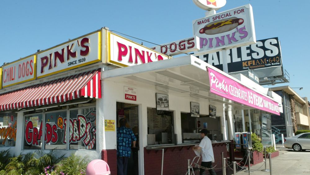 Pink's hotdog standMelrose Street SignJune 22, 2005 - Hollywood, CA.Environmental.Pink's hotdog stand at the intersection of Melrose Avenue and La Brea Avenue in Hollywood, CA .Photo by Alexandra Wyman®Berliner Studio/BEImages