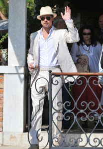 VENICE, ITALY - AUGUST 27:  Brad Pitt waves as he arrives for the 'Burn After Reading' Photocall part of the 65th Venice Film Festival at Palazzo del Casino on August 27, 2008 in Venice, Italy.  (Photo by Pascal Le Segretain/Getty Images)