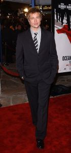 398145 14: Actor Brad Pitt attends the premiere of the film "Ocean's Eleven" December 5, 2001 in Los Angeles, CA. (Photo by Vince Bucci/Getty Images)