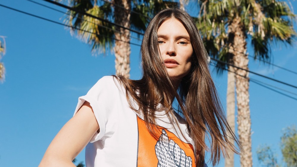 Bianca Balti wearing the T-shirt developed by Istituto Marangoni's student Aimone Pitacco to mark the 20th anniversary of World cancer Day.