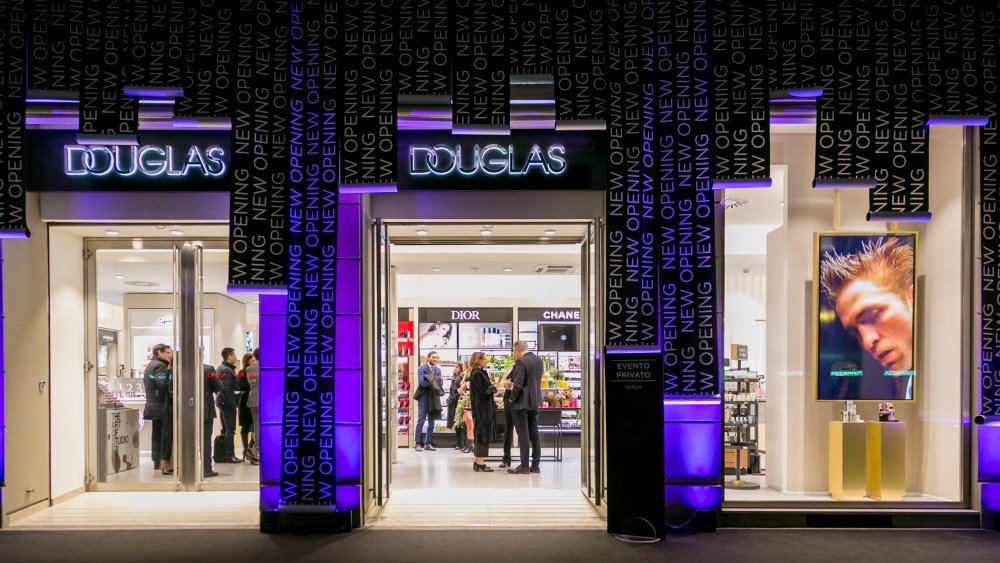 The revamped Douglas store in Milan.