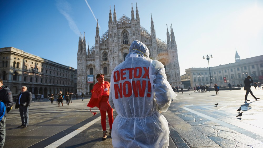 Greenpeace de-tox protest