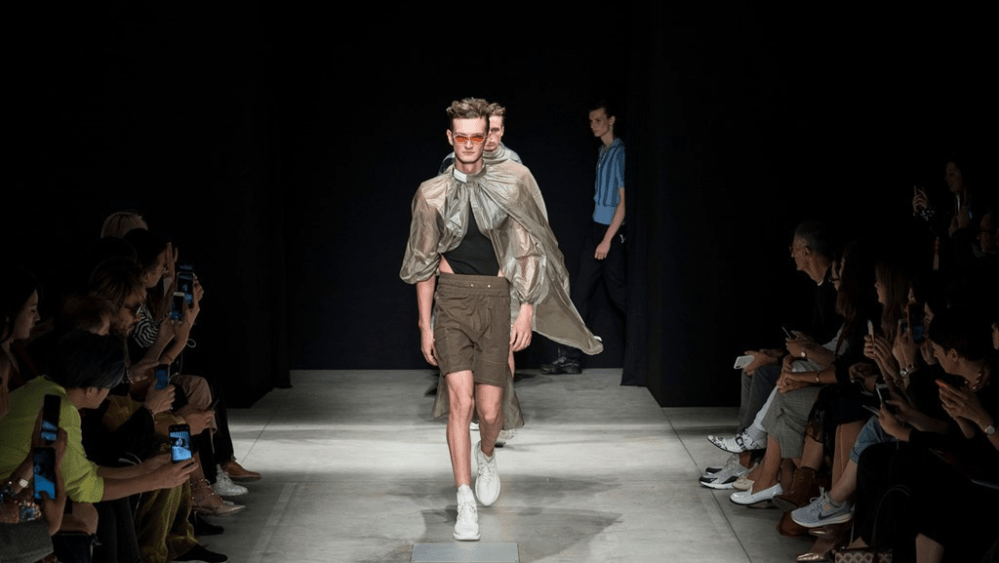A look from Han Wen's Fall 2020 collection staged at the "China, we are with you" event in Milan.
