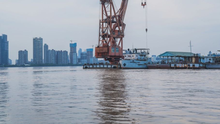 China's coronavirus outbreak is hampering apparel supply chains and clogging cargo ports, but contingency plans could help, Flexport says.