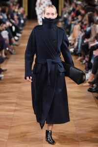 Amber Valletta on the catwalk