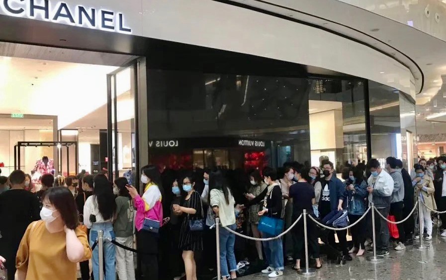 Long queue outside Chanel store in Hangzhou on Sunday rumors of significant price increases taking effect on Monday began to spread on social media.