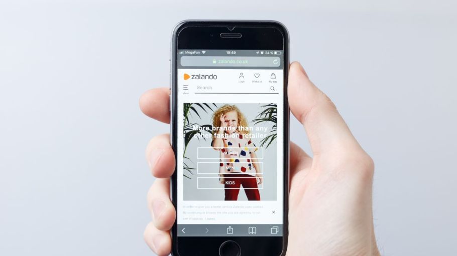 German fashion e-tailer Zalando says it expects to grow both its gross merchandise volume and revenue by 10 percent to 20 percent in 2020.