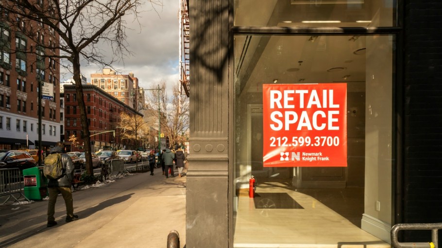 The number of Americans filing for first-time jobless claims has been on the decline as the volume of retail vacancies is expected to rise.