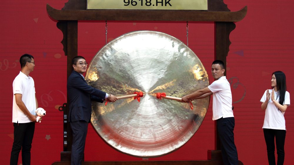 Xu Lei, head of JD Retail, second from left, sounds the gong to mark the listing of JD.com on the Hong Kong Stock Exchange.