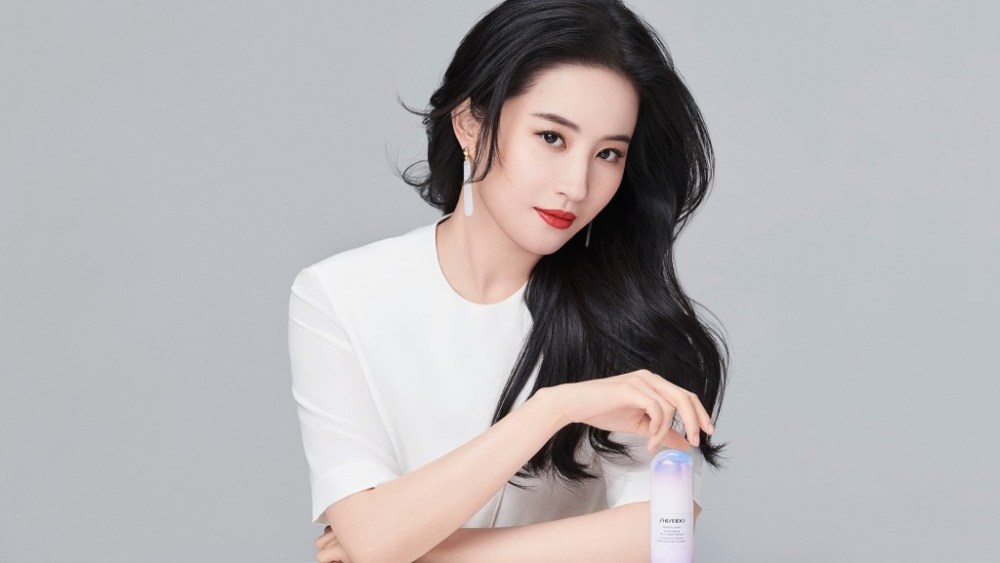 Mulan lead actress Liu Yifei is the global ambassador of Shiseido. She is holding a bottle of White Lucent Illuinaing Micro-Spot Serum in the campaign.
