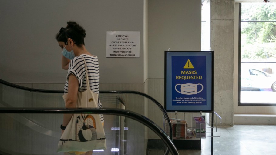 The American Apparel and Footwear Association implores President Trump to mandate the use of face masks to curb the spread of coronavirus.