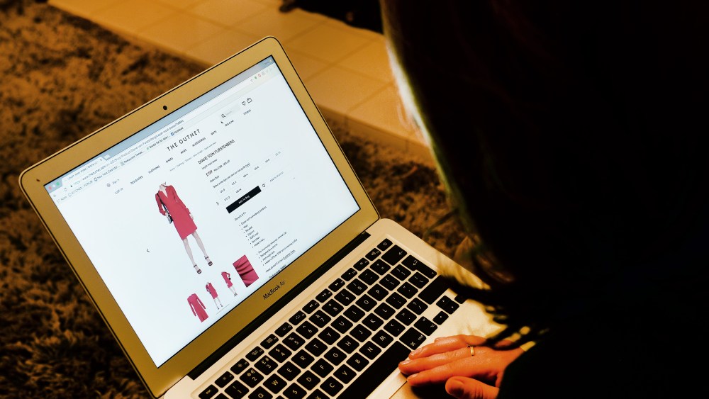 Online shopping stock. A woman looks at an online shopping website on a laptop. Picture date: Saturday October 15, 2016. Photo credit should read: John Stillwell/PA Wire URN:28924474