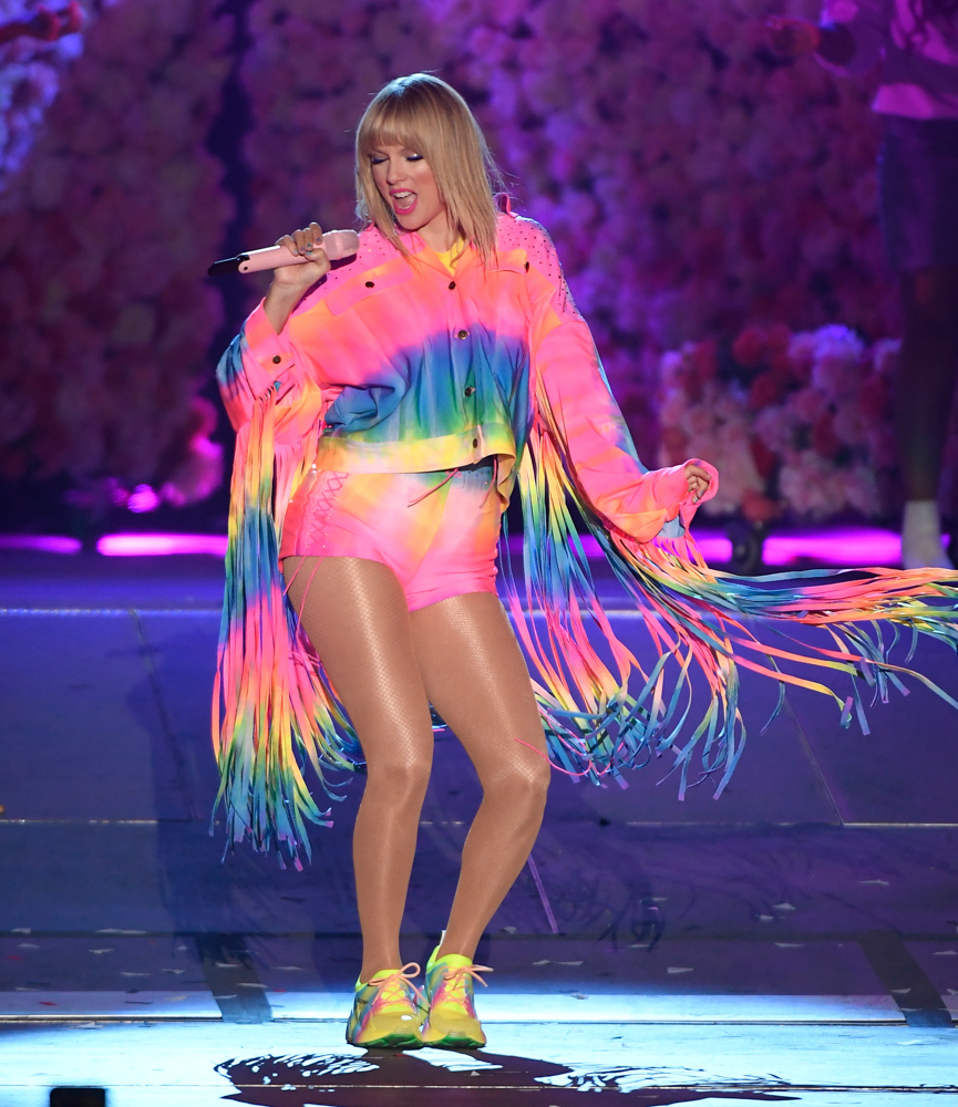 Taylor Swift preforming at iHeartRadio Wango Tango, 2019.