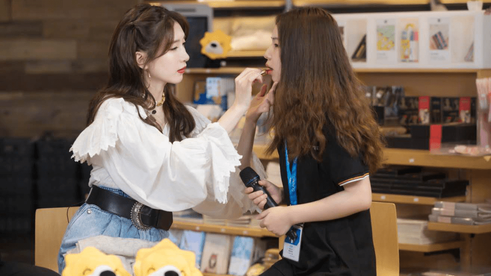 Actress from hit TV show "Nothing But Thirty" Jiang Shuying hosted Suning.com's first live streaming selling luxury goods.