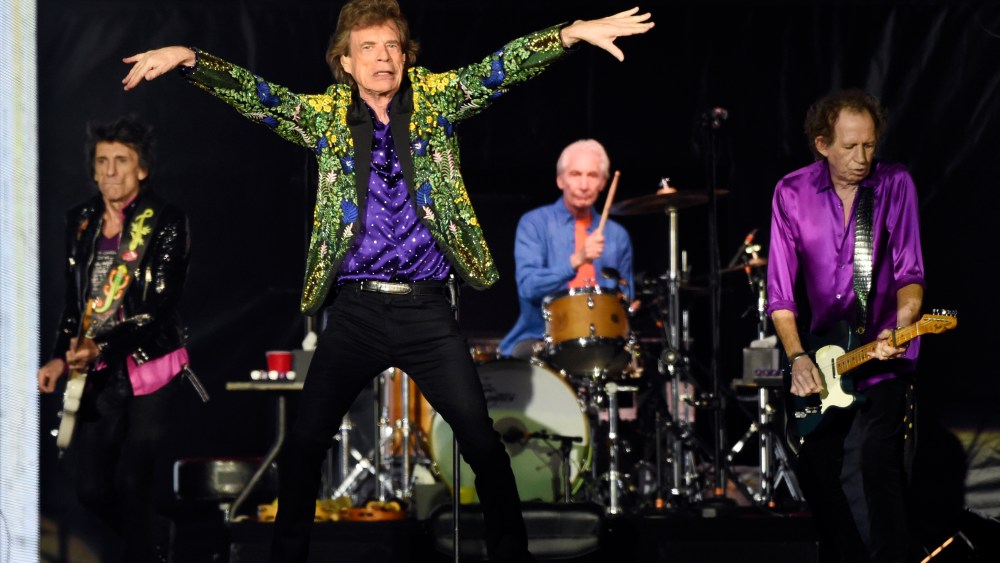ARCHIVO – En esta fotografía de archivo del 23 de agosto de 2019 Ron Wood, de izquierda a derecha, Mick Jagger, Charlie Watts y Keith Richards de los Rolling Stones durante su cocierto en Pasadena, California. Rolling Stones lanzarán una nueva versión de su álbum de 1973 “Goats Head Soup” con tres canciones inéditas. Una de las nuevas canciones se titula “Scarlet” e incluye al guitarrista de Led Zeppelin Jimmy Page. El álbum que será lanzado el 4 de septiembre de 2020. (Foto Chris Pizzello/Invision/AP, archivo)