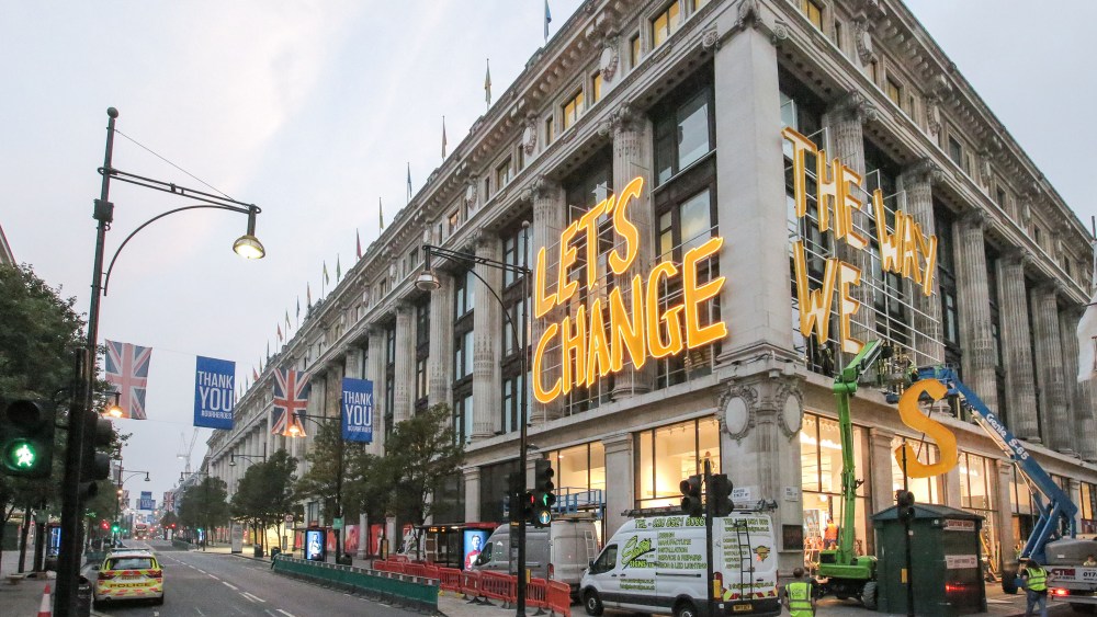 Signage specialists install ‘Let’s Change The Way We Shop’ sign ahead of the unveiling of Selfridges’ transformational sustainability initiative, Project Earth, with five year commitments to change the way we shop. Launching tomorrow, Monday 17 August.