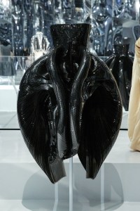This Iris van Herpen biomorphic shape borrows from hylozoism, which suggests that all matter is animated.