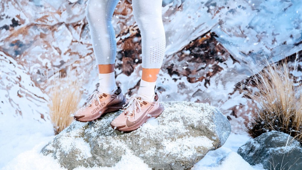 The Nike Pegasus Trail 2 GORE-TEX is designed to help withstand weather conditions as rugged as the terrain. The GORE-TEX invisible fit upper helps protect feet from moisture.