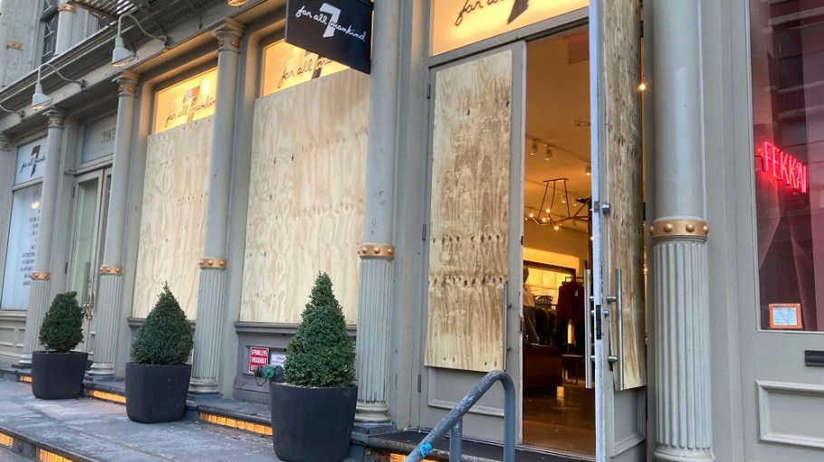 While sales remained sluggish despite a surge in e-commerce, innerwear maker Delta Galil returned to profitability in the third quarter.
