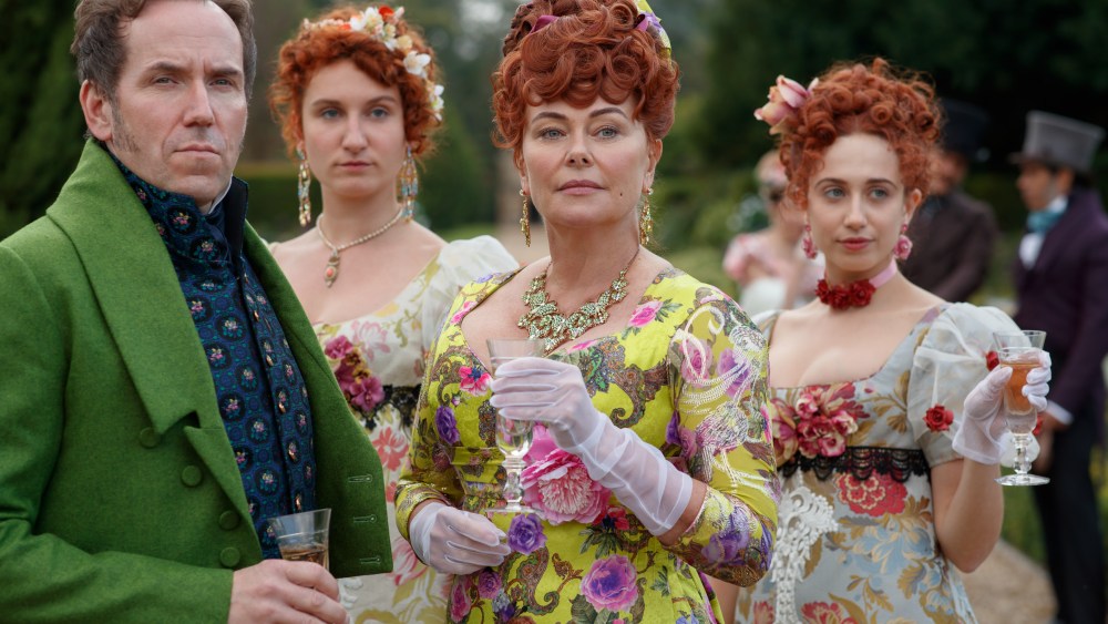 BRIDGERTON (L to R) BEN MILLER as LORD FEATHERINGTON, BESSIE CARTER as PRUDENCE FEATHERINGTON, POLLY WALKER as PORTIA FEATHERINGTON and HARRIET CAINS as PHILLIPA FEATHERINGTON in episode 106 of BRIDGERTON Cr. NICK BRIGGS/NETFLIX © 2020