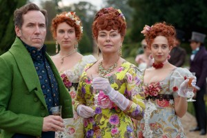 BRIDGERTON (L to R) BEN MILLER as LORD FEATHERINGTON, BESSIE CARTER as PRUDENCE FEATHERINGTON, POLLY WALKER as PORTIA FEATHERINGTON and HARRIET CAINS as PHILLIPA FEATHERINGTON in episode 106 of BRIDGERTON Cr. NICK BRIGGS/NETFLIX © 2020