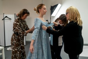BRIDGERTON PHOEBE DYNEVOR as DAPHNE BRIDGERTON in Costume Department of BRIDGERTON Cr. LIAM DANIEL/NETFLIX © 2020