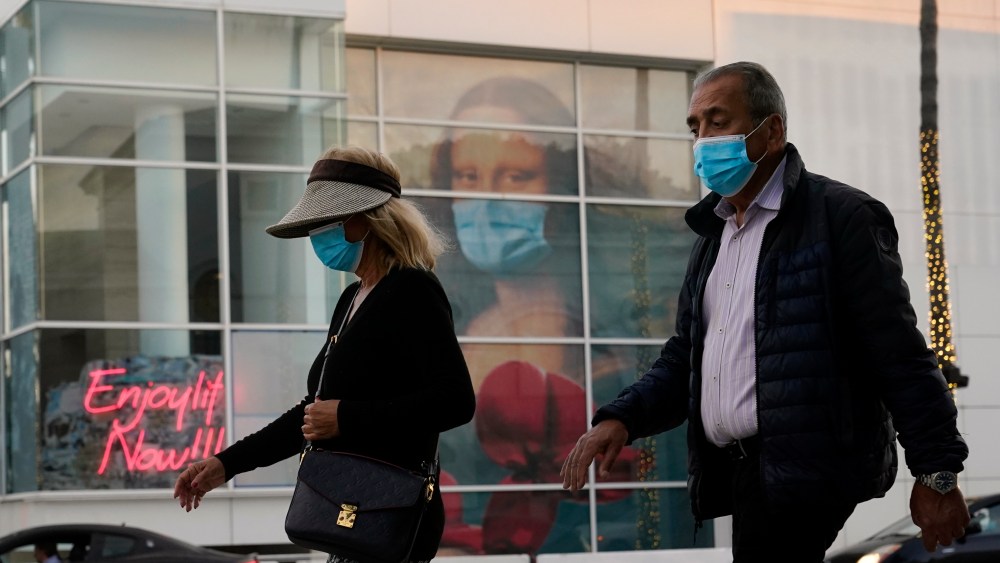Masked pedestrians in Los Angeles