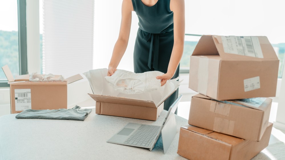 woman boxes e-commerce