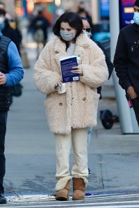 Selena Gomez bundles up for the cold weather while carrying a book on the set of “Only Murders in the Building” in Manhattan’s Upper West Side. 19 Jan 2021 Pictured: Selena Gomez. Photo credit: LRNYC / MEGA TheMegaAgency.com +1 888 505 6342 (Mega Agency TagID: MEGA727253_001.jpg) [Photo via Mega Agency]
