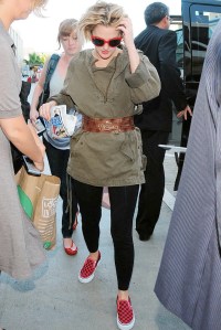 ©2009 RAMEY PHOTO 310-828-3445

NO SPAIN/ NO ITALY/ NO RUSSIA

Los Angeles, Sep 30 2009

DREW BARRYMORE clutches a copy of The Week as she heads through Los Angeles international airport to catch a flight.

PGpg68 (Mega Agency TagID: MEGAR39123_5.jpg) [Photo via Mega Agency]