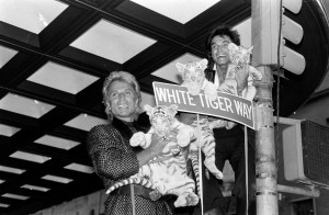 Entertainers Siegfried Fischbacher and Roy Horn dedicate "White Tiger Way" at New York's Radio City Music Hall on September 18, 1989.