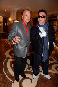 Die Magier Siegfried und Roy posieren am Freitag 28.06.2013 in München (Bayern) im Bayerischen Hof. Die legendären Showstars sind gegenwärtig im Bayerischen Hof zu Gast. Bis zu der Tigerattacke im Oktober 2003, die Horn fast das Leben gekostet hatte, war die Show der Zauberkünstler im Mirage-Casino die meistbesuchte in Las Vegas.  Photo by: Felix Hörhager/picture-alliance/dpa/AP Images