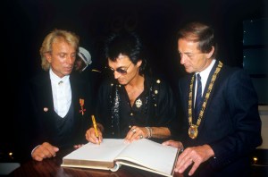 Siegfried (l) and Roy (M) sign the guestbook of the city of Rosenheim on 14 june 1987. On the right Lord Mayor Michael Stöcker. Siegfried Fischbacher was born on 13 June 1939 in Rosenheim. | usage worldwide Photo by: Ursula Düren/picture-alliance/dpa/AP Images