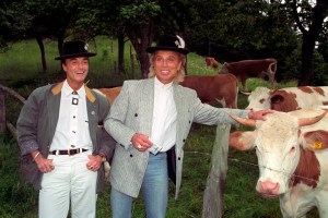 With traditional costume hat : Siegfried and Roy at the celebration of the 54th birthday of Siegfried Fischbacher (r) on 13.06.1993 at the Zeiseralm in Sudelfeld. | usage worldwide Photo by: Ursula Düren/picture-alliance/dpa/AP Images