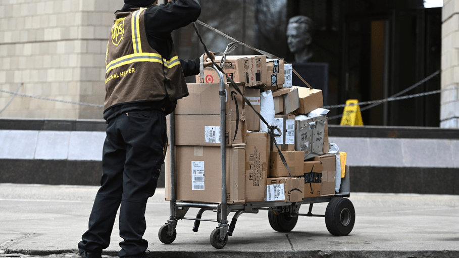 Most retailers still only offer free shipping with a $35 minimum order, and can stand to improve returns and communication, says ParcelLab.