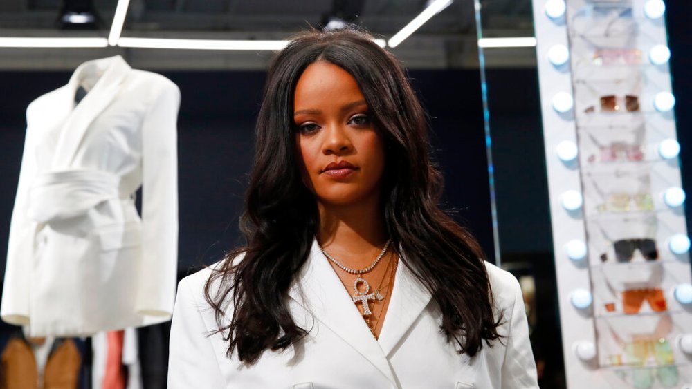 ARCHIVO - La cantante Rihanna, la primera mujer negra en dirigir una casa de lujo en París, posa al presentar la primera colección de diseños de Fenty en la tienda pop-up en París, Francia, el 22 de mayo de 2019. Un tuit de Rihanna sobre las protestas de los agricultores indios enfureció al gobierno y a partidarios del partido del primer ministro, Narendra Modi el 3 de febrero de 2021.