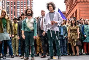 THE TRIAL OF THE CHICAGO 7 (L-R) CAITLIN FITZGERALD as DAPHNE O’CONNOR, ALAN METOSKIE as ALLEN GINSBURG, ALEX SHARP as RENNIE DAVIS, JEREMY STRONG as JERRY RUBIN, JOHN CARROLL LYNCH as DAVID DELLINGER, SASHA BARON COHEN as ABBEY HOFFMAN, NOAH ROBBINS as LEE WEINER. NICO TAVERNISE/NETFLIX © 2020.