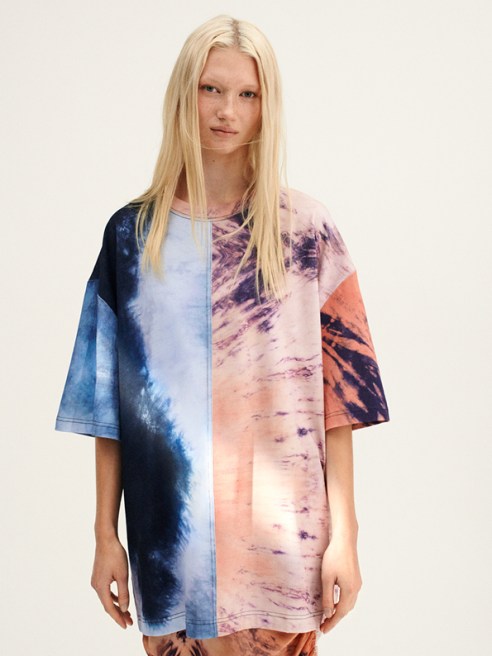 The loungewear category may be crowded, but consistent sell outs, Edited stated, are signals that the category is “alive and well.”
