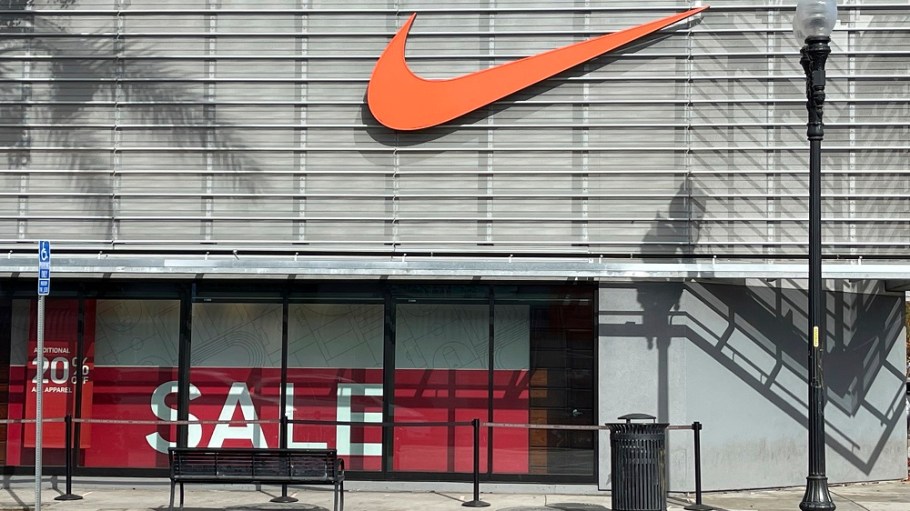 Retail apparel prices fell a seasonally adjusted 0.7 percent in February after increasing 2.2 percent in January, according to the CPI.
